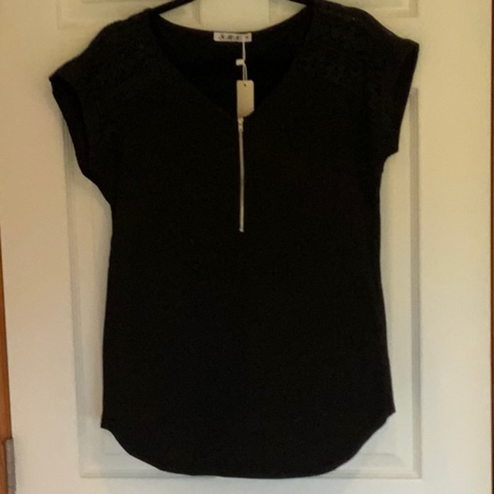 Black top. NWT. Size M.